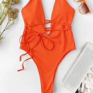 Plugging low back belted one piece swimsuit